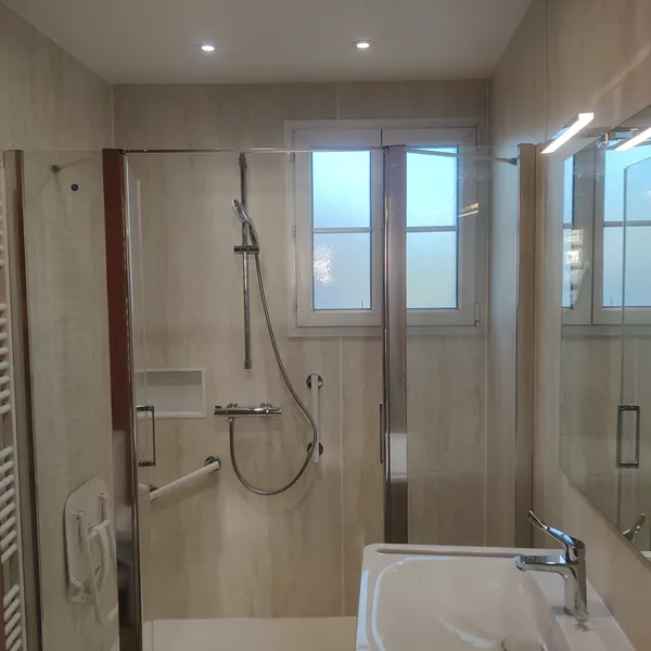 Salle de bains PMR — Saint-Martin-des-Champs (50)